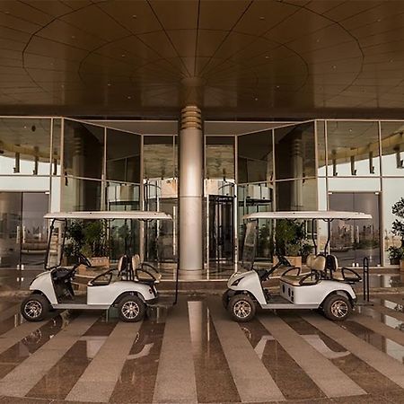 Millennium Hail Hotel Exterior foto Golf carts at the entrance of the hotel