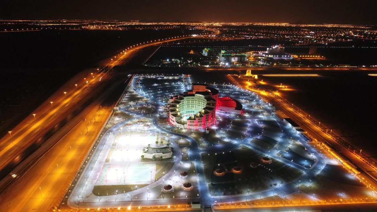 Millennium Hail Hotel Exterior foto The airport at night