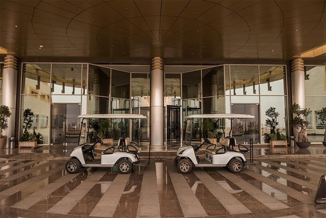 Millennium Hail Hotel Exterior foto Golf carts at the entrance of the hotel
