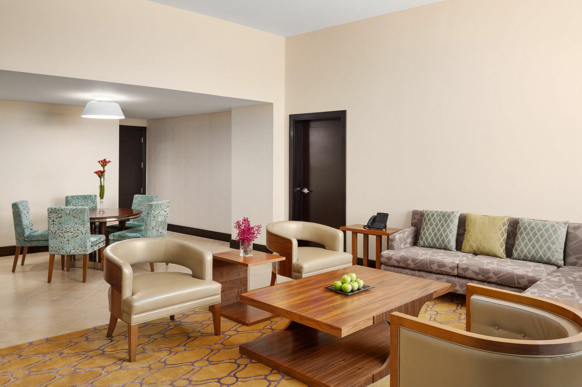 Millennium Hail Hotel Exterior foto A living room in a suite at the hotel