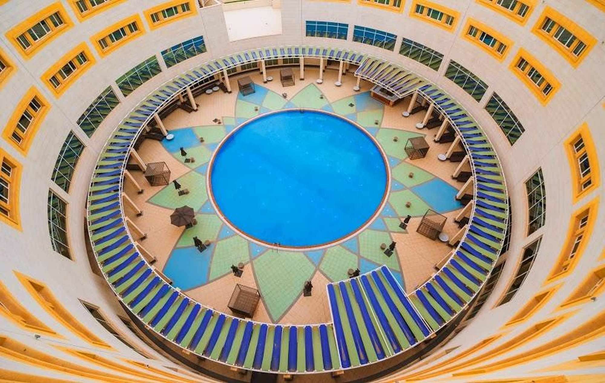 Millennium Hail Hotel Exterior foto The central atrium of the school